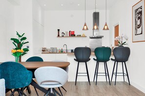 Dining - Modern 4Bed 3Bath Balcony Apartment in Shoreditch - Pass the Keys (London)