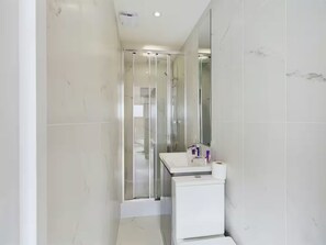 Dusj, hårføner og håndklær