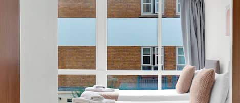 4 bedrooms, iron/ironing board, free WiFi, bed sheets