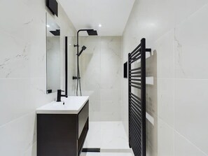 Shower, hair dryer, towels