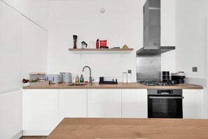 Fridge, microwave, oven, dishwasher - Modern 4Bed 3Bath Balcony Apartment in Shoreditch - Pass the Keys (London)
