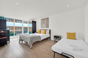 4 bedrooms, iron/ironing board, free WiFi, bed sheets - Modern 4Bed 3Bath Balcony Apartment in Shoreditch - Pass the Keys (London)