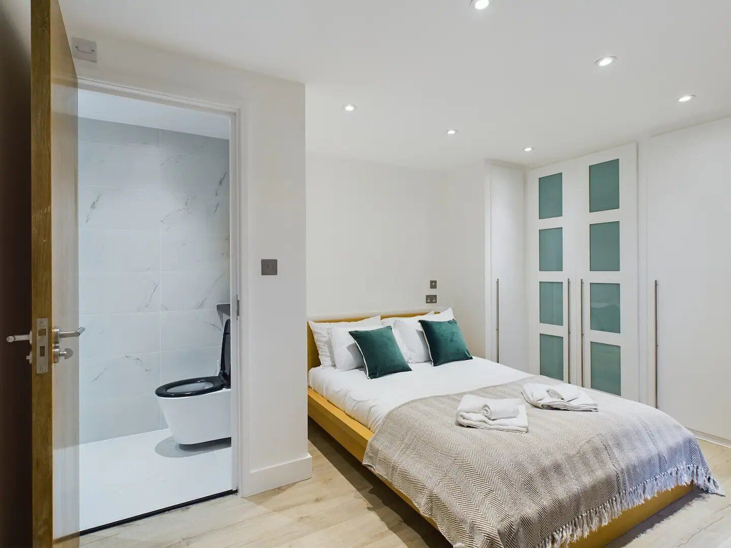 4 bedrooms, iron/ironing board, free WiFi, bed sheets