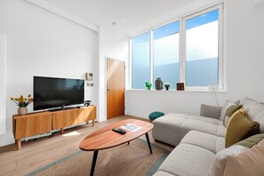 TV - Modern 4Bed 3Bath Balcony Apartment in Shoreditch - Pass the Keys (London)