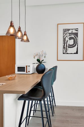 Dining - Modern 4Bed 3Bath Balcony Apartment in Shoreditch - Pass the Keys (London)