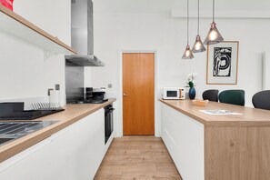 Fridge, microwave, oven, dishwasher - Modern 4Bed 3Bath Balcony Apartment in Shoreditch - Pass the Keys (London)