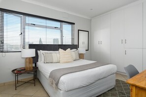 3 bedrooms, iron/ironing board, WiFi, bed sheets - 3 Bedroom Family Apartment in Blouberg - BBQ (Cape Town)