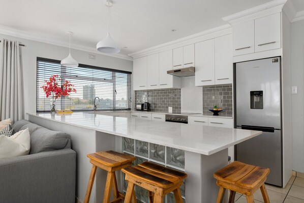 Fridge, microwave, oven, stovetop - 3 Bedroom Family Apartment in Blouberg - BBQ (Cape Town)