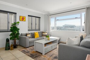 TV - 3 Bedroom Family Apartment in Blouberg - BBQ (Cape Town)