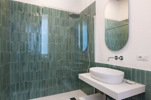Dusche, Haartrockner, Bidet, Handtücher