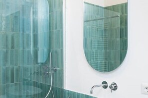 Dusche, Haartrockner, Bidet, Handtücher