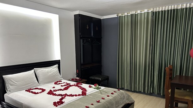 Desk, free WiFi, individually decorated, individually furnished - Hostal Iñaquito (Quito)