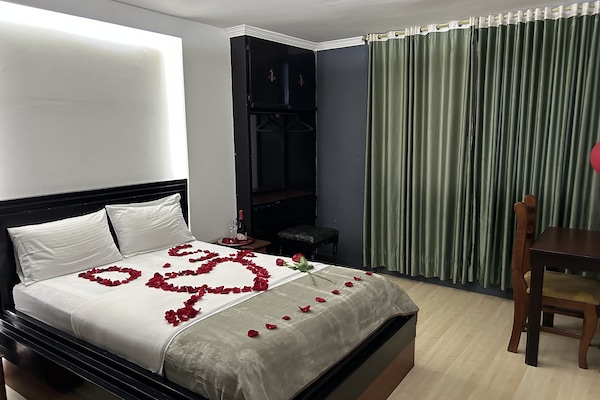 Decoración personalizada, muebles diferentes, escritorio y wifi gratis