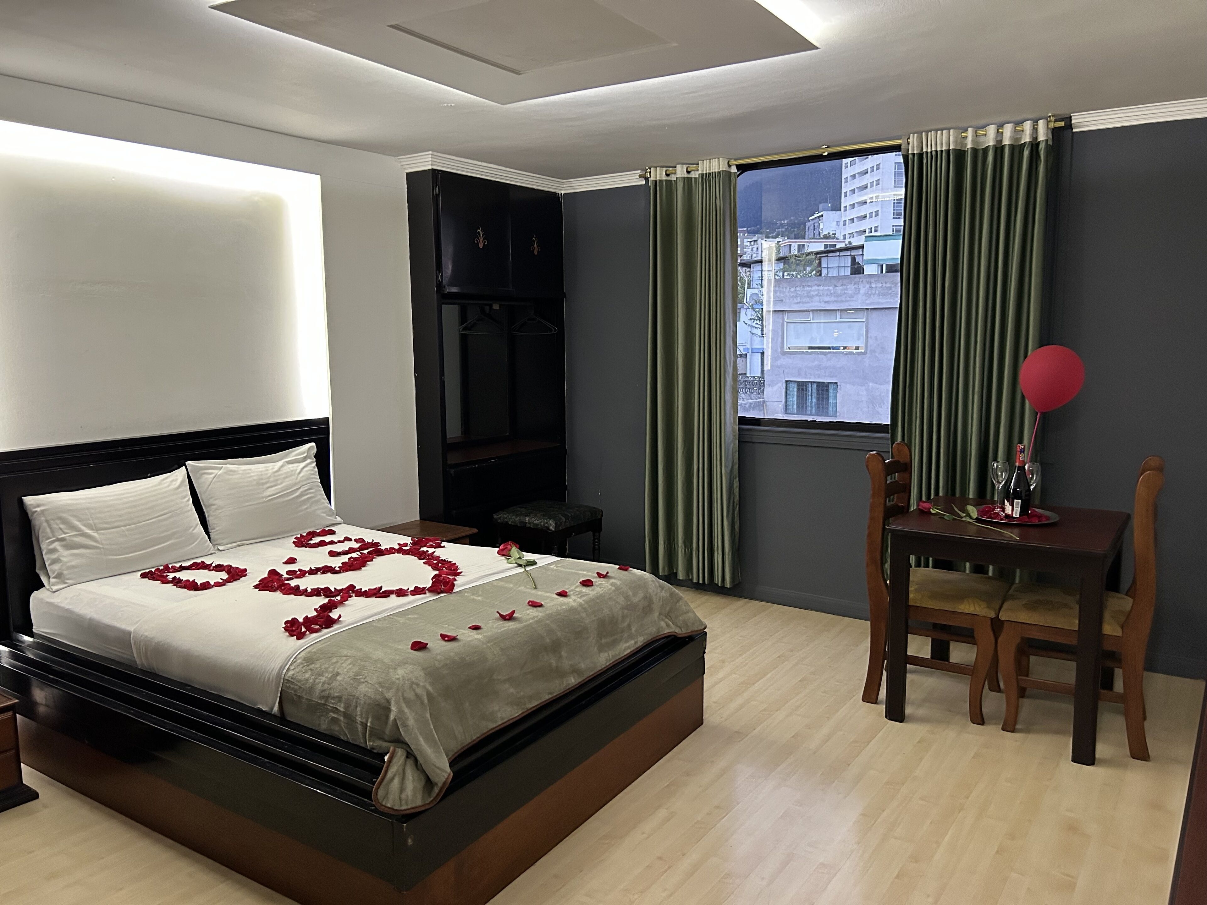 Decoración personalizada, muebles diferentes, escritorio y wifi gratis 