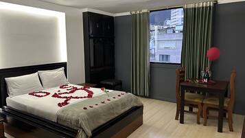 Decoración personalizada, muebles diferentes, escritorio y wifi gratis
