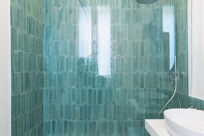 Dusche, Haartrockner, Bidet, Handtücher