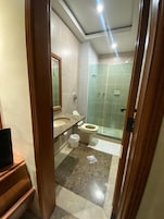 Bañera con ducha, artículos de tocador gratuitos, toallas