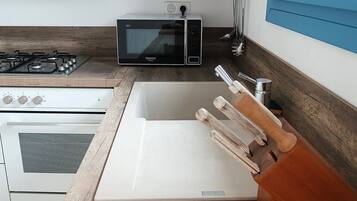 Een koelkast, een magnetron, een oven, een kookplaat