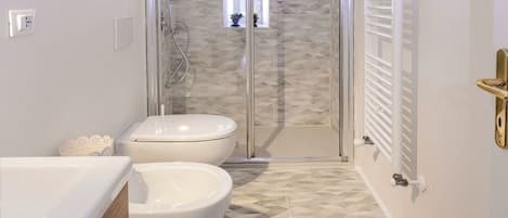 Secadora de cabello, toallas, jabón, papel de baño