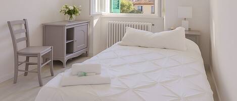2 habitaciones, tabla de planchar con plancha, wifi y ropa de cama