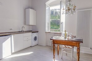 Kühlschrank, Ofen, Herdplatte, Wasserkocher mit Kaffee-/Teezubehör