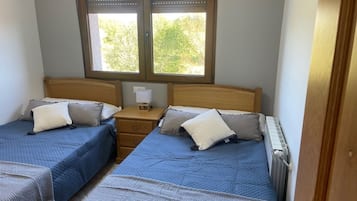 3 slaapkamers, een strijkplank/strijkijzer, reisbedje, wifi