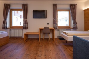 Junior Suite | Egyptian cotton sheets, premium bedding, down comforters - Engadina Bed and Breakfast (Livigno)