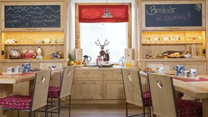 Free daily buffet breakfast - Engadina Bed and Breakfast (Livigno)
