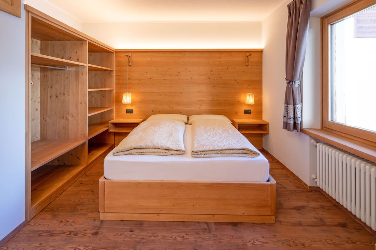 Egyptian cotton sheets, premium bedding, down duvets, desk