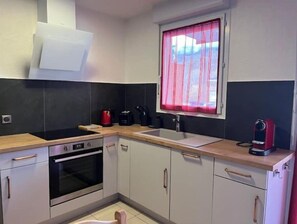 Réfrigérateur, four à micro-ondes, un four, surface de cuisson