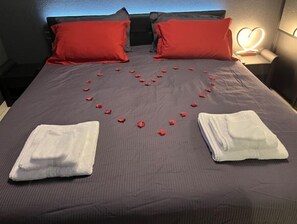 1 bedroom, WiFi, bed sheets - L'evasion Alpine - Love Room - Appartement Avec Balnéo et Sauna (Albertville)