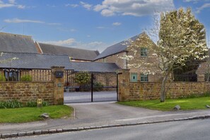 Vista frontal de la propiedad