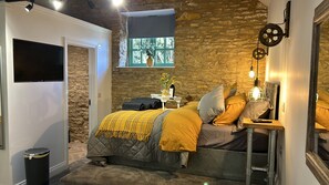 Studio Suite Mewah (King) | Seprai premium, selimut bulu angsa, minibar, dan didekorasi berbeda-beda