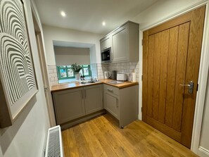 Tetera eléctrica, tostadora y artículos de limpieza ecológicos