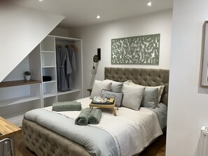 Studio Suite Mewah (Cosy King) | Seprai premium, selimut bulu angsa, minibar, dan didekorasi berbeda-beda