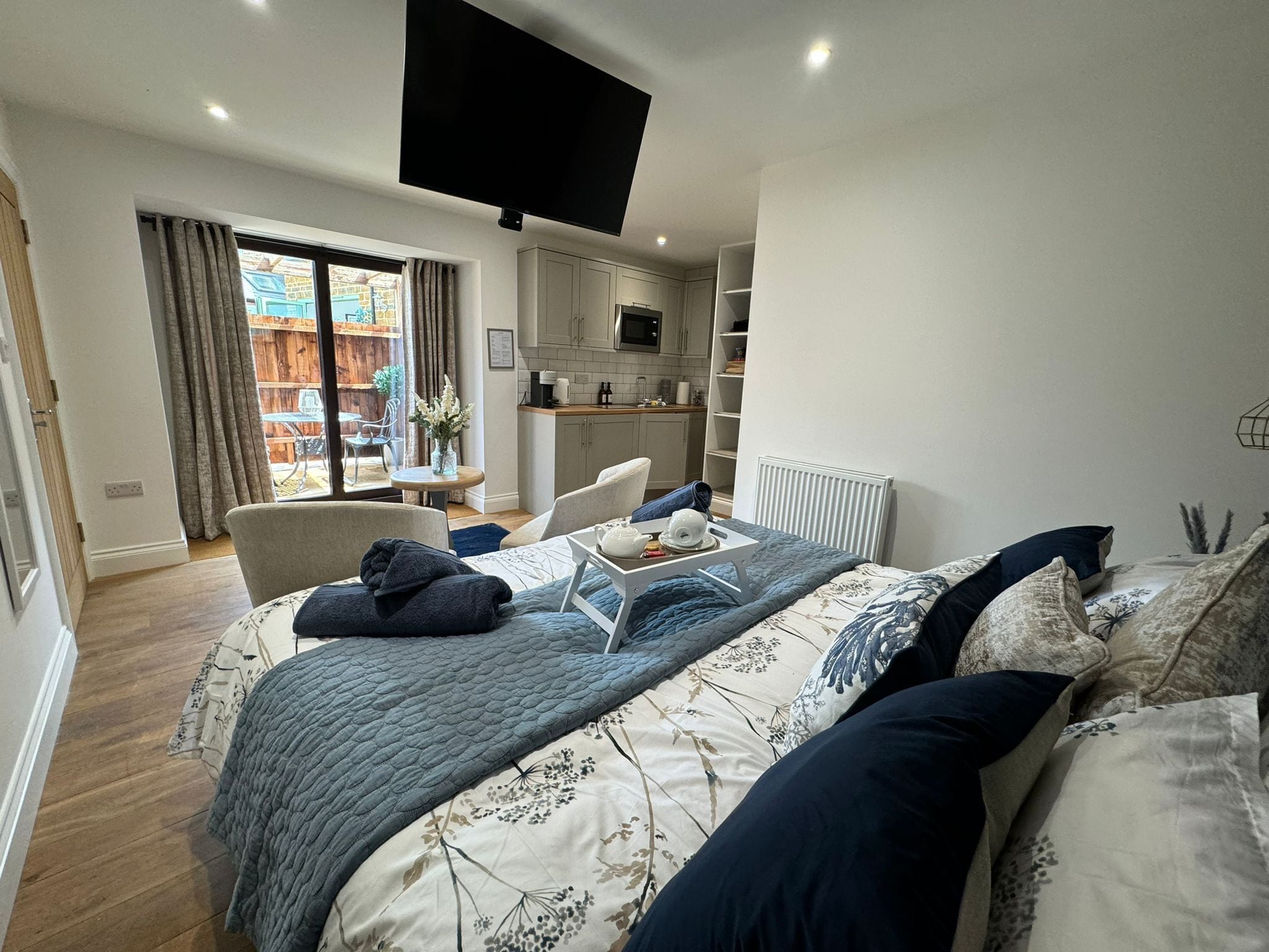 Superior Double Room (Luxury King) | Private kitchen | Electric kettle, toaster, eco-friendly cleaning products, paper towels