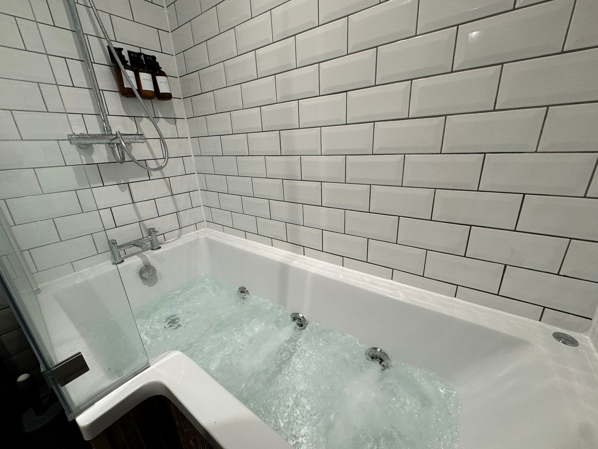 Superior Double Room (Luxury King) | Bathroom | Combined shower/tub, rainfall showerhead, designer toiletries