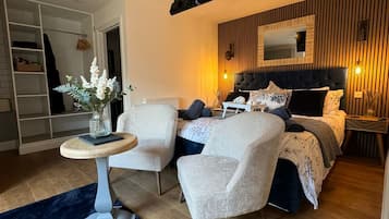 Superior tweepersoonskamer (Luxury King) | Luxe beddengoed, donsdekens, een minibar, individueel gedecoreerd