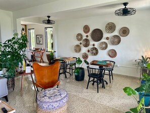 Desayuno completo gratuito y diario