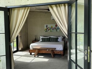 Habitación Deluxe, 1 cama de matrimonio grande, vistas al mar | Colchones viscoelásticos, caja fuerte, cortinas opacas