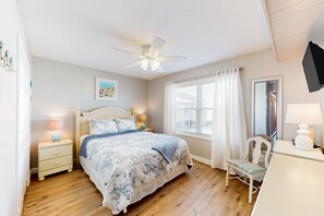 1 bedroom, iron/ironing board, internet, bed sheets - Top-floor condo with ocean view & balcony - steps to beach, near Northside Park (Ocean City)