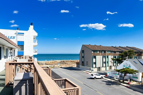 Top-floor condo with ocean view & balcony - steps to beach, near Northside Park