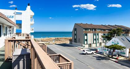 Top-floor condo with ocean view & balcony - steps to beach, near Northside Park
