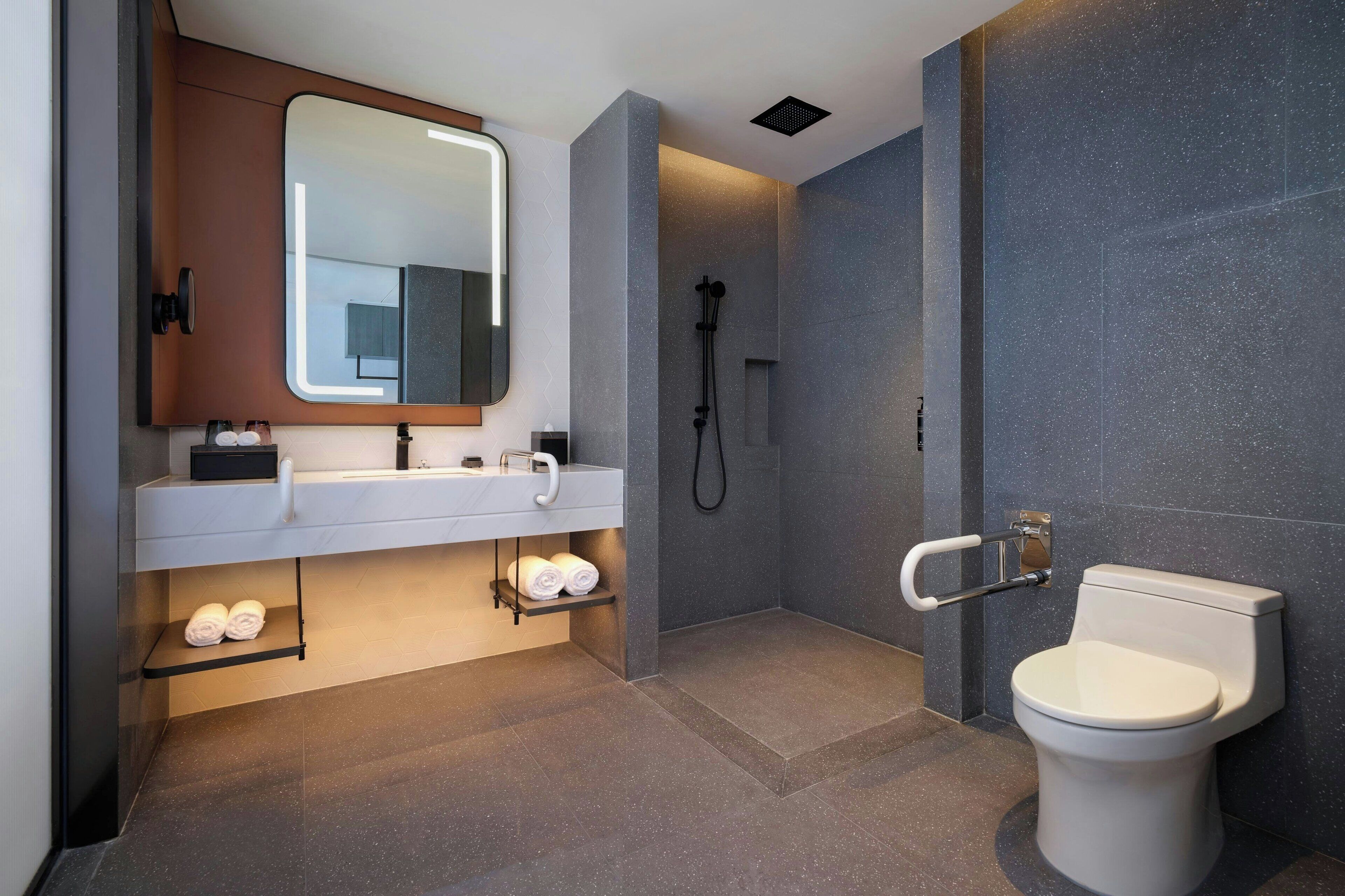 Room, 1 King Bed, City View | Bathroom