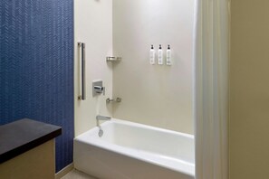 Towels, toilet paper - Fairfield Inn & Suites By Marriott Alpharetta Avalon Area (Alpharetta)