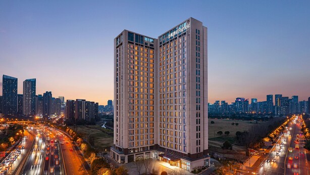 A high-rise hotel with multiple floors, surrounded by a busy urban street and other high-rise buildings. - Fairfield By Marriott Chengdu Hi-Tech Zone (Chengdu)