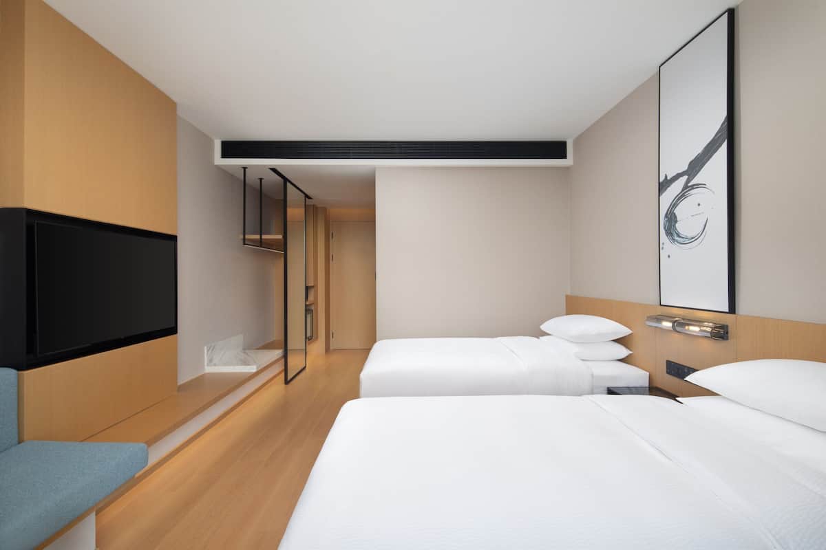 Standard Twin Room, 2 Twin Beds | 1 bedroom, down comforters, in-room safe, desk