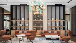 A modern lobby with a central seating area, decorative lighting, and a large window. - Fairfield By Marriott Chengdu Hi-Tech Zone (Chengdu)