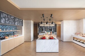 每日供應吃到飽早餐 (每人 CNY76)