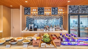 Un espace buffet proposant une variété de plats et un coin café.